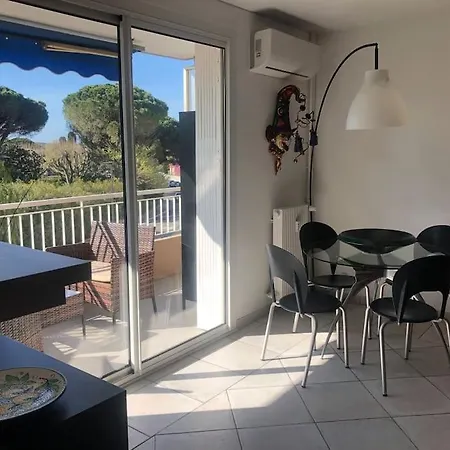 Spacious Flat - Near Beach And Port